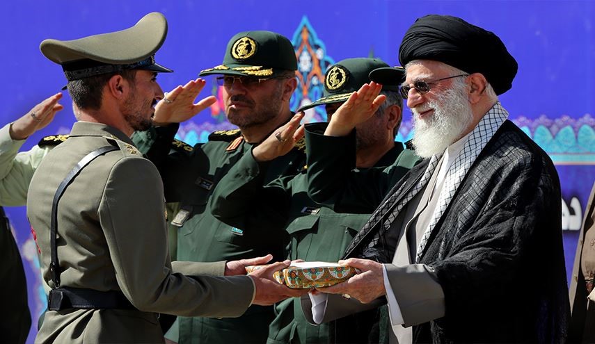 آية الله خامنئي يشارك في مراسم تخرج طلبة جامعات الضباط بالجيش