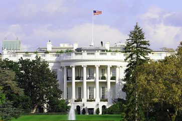 A Secret Service officer mans his post on the roof of the White House is seen on October 29, 2008 in Washington, DC. AFP PHOTO/Karen BLEIER