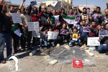 Rassemblement à Khan Cheikhoun sur le lieu de l'attaque pésumée du raid chimique