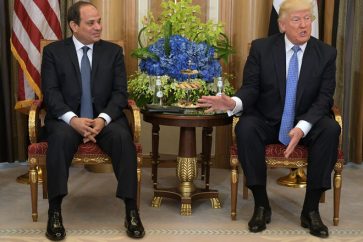 Trump fait l’éloge des chaussures de Sissi
