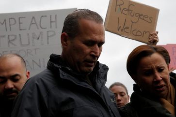 manifestants contre la loi anti-réfugiés