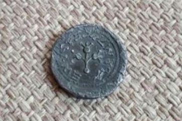 Il s’agit d’une des dizaines de milliers de fausses pièces données en souvenir depuis une vingtaine d’années aux élèves qui viennent visiter le musée d’"Israël"