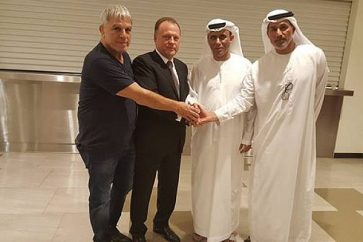 Moshe Ponte, président de l'Association du judo israélien avec le chef du FIJ et des responsables émiratis
