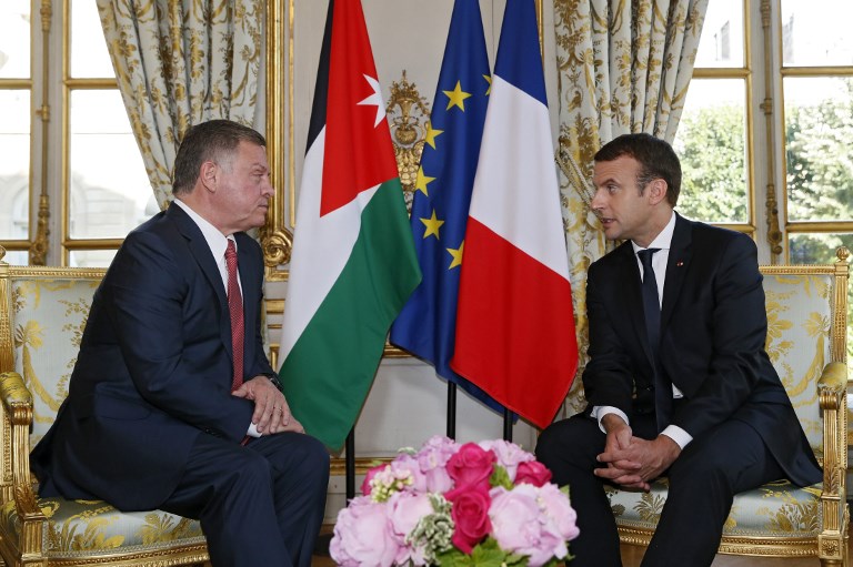French President Emmanuel Macron (R) speaks with Jordan's King Abdullah II at the start of their meeting at the Elysee Palace in Paris on June 19, 2017. / AFP PHOTO / POOL / GONZALO FUENTES