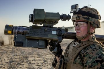 Un soldat portant un missile américain de type Stinger (illustration)