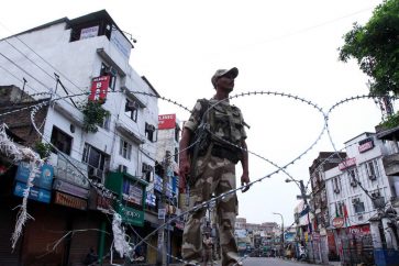 A security personnel stands guard on a street in Jammu on August 6, 2019. Washington on August 4 urged respect for rights and called for the maintenance of peace along the de facto border in Kashmir after India stripped a special autonomy status from its part of the divided region. / AFP / Rakesh BAKSHI