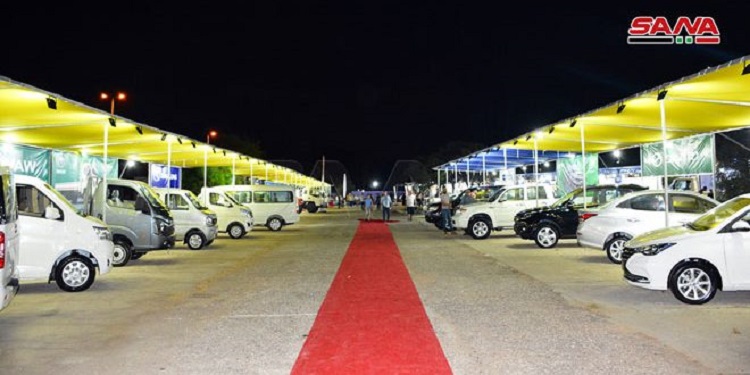 Exposition de voitures dans la cité sportive Assad à Lattaquié