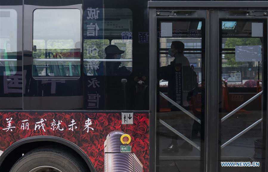 (COVID-19) Chine : des bus circulent à Wuhan après deux mois de confinement (Photos de l'agence Xinhua)