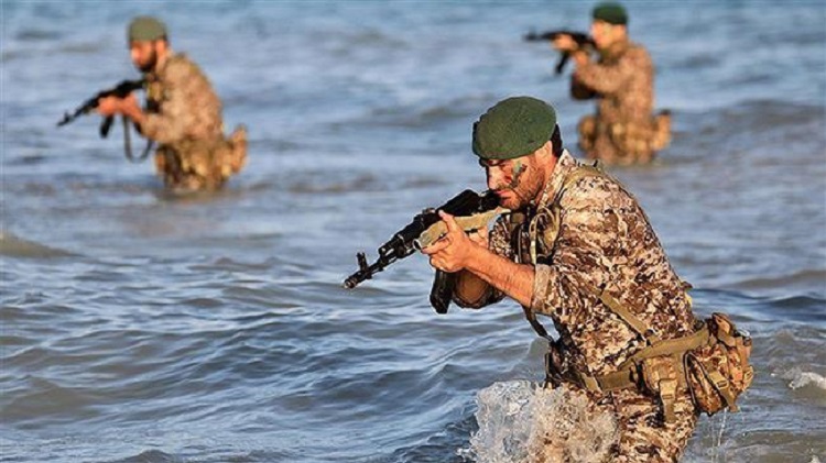 Des membres de la Marine iranienne