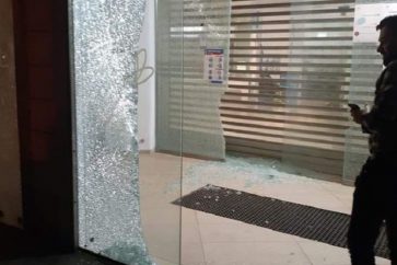 Des protestataires ont attaqué plusieurs banques qui ont cédé aux pressions israéliennes