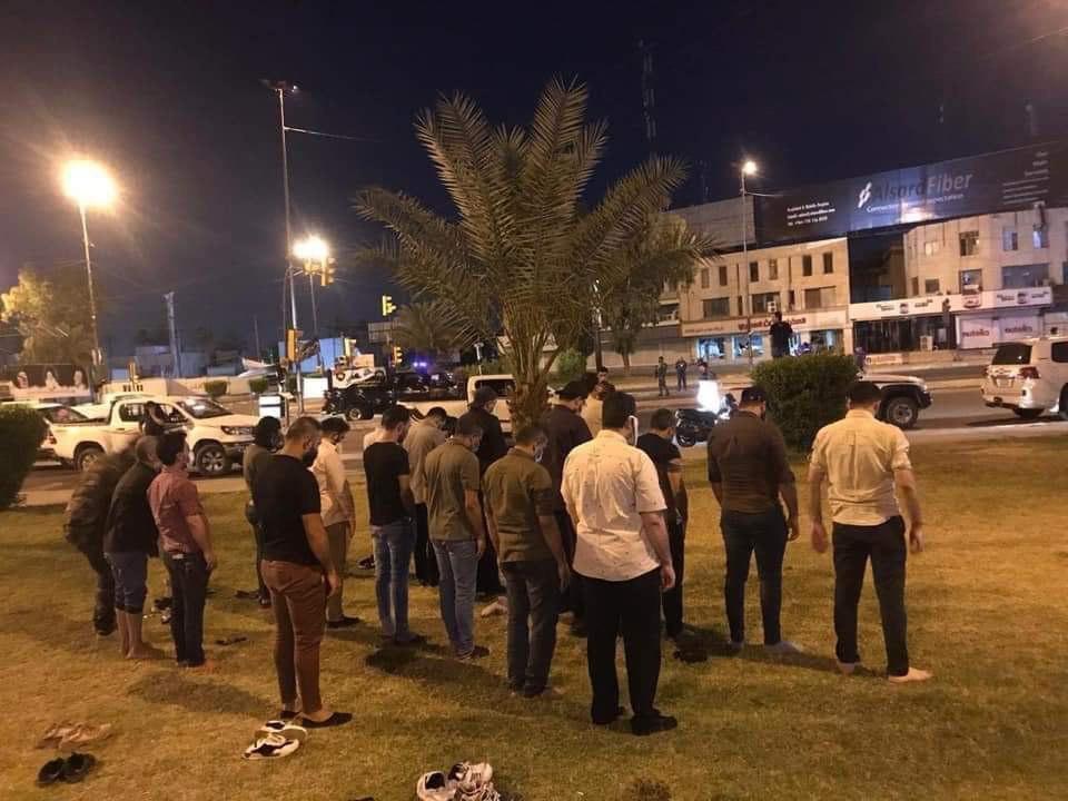 Les éléments du Hachd al-Chaabi faisant la prière après leur libération