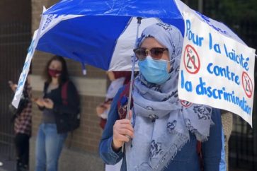 Une des participantes au rassemblement contre la loi 21