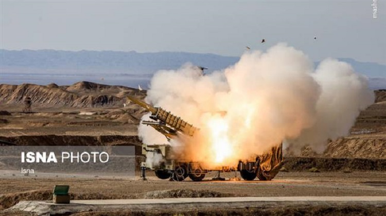Tirs d'essai du système de défense antimissile iranien baptisé Mersad, lors des exercices de défense aérienne Velayat-97 du CGRI, au centre de l'Iran. ©ISNA