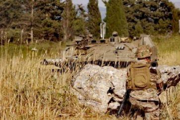 Un soldat libanaise s'est positionné directement en face d'un char israélien )Al-Manar)