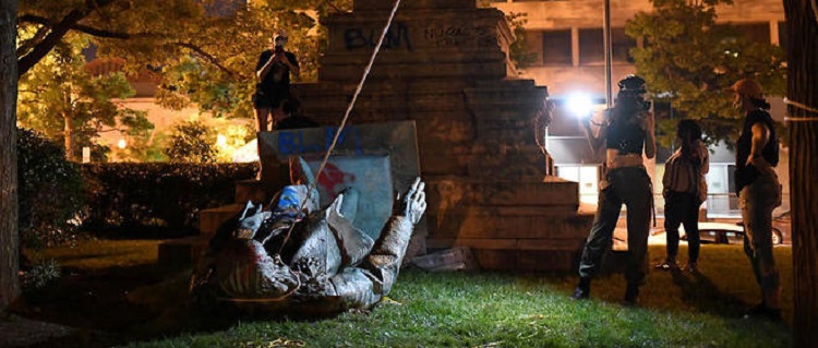 La statue du général confédéré Albert Pike mis à bas par des manifestants à Washington