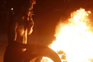 Des manifestations accompagnées de blocages de routes ont éclaté jeudi soir à travers le Liban