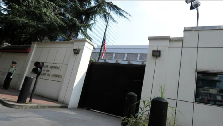 Le drapeau américain abaissé au consulat des Etats-Unis à Chengdu