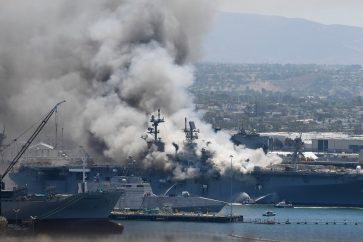 L'USS Bonhomme Richard continue de brûler dans la base navale de San Diego, le 12 juillet 2020.