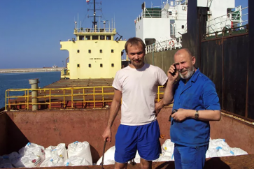 Boris Prokochev, capitaine du navire Rhosus, et le chef d'équipage Boris Moussintchak, à côté d'un cargo contenant du nitrate d’ammonium