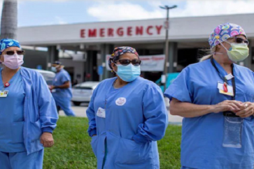 L'OMS a averti que masques, distanciation sociale et lavages des mains seraient encore le quotidien de l'humanité "au moins jusqu'à la fin de cette année"