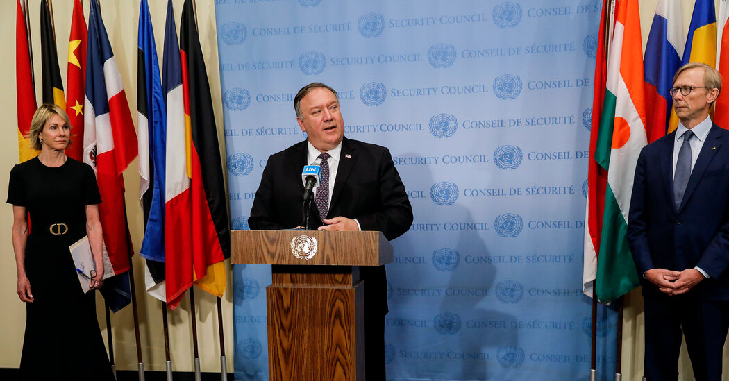 Mike Pompeo entouré par l'ambassadrice Kelly Craft et l'émissaire US pour l'Iran Brian Hook