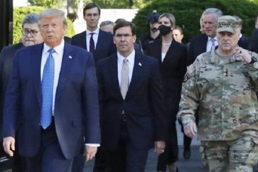 Une polémique a été lancée aux États-Unis lorsque le général Mark Milley, chef d’état-major des forces armées a accompagné le président Trump, le 1er juin 2020, pendant sa marche de propagande pour se rendre à l’église épiscopale St. John’s à Washington. ©AP