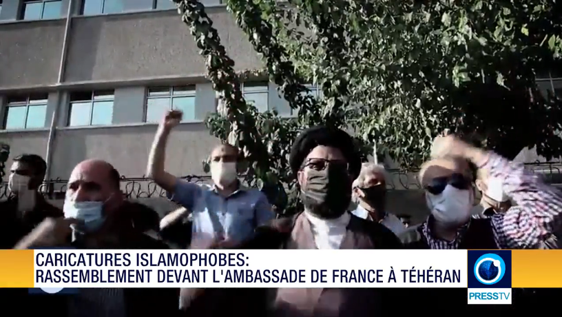 Des manifestants devant l'ambassade de France à Téhéran