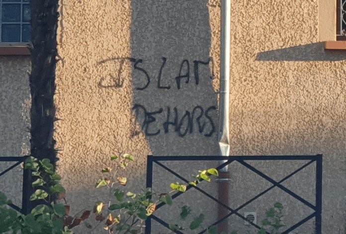 Des tags anti-islam sur les murs de la mosquée de Tarbes