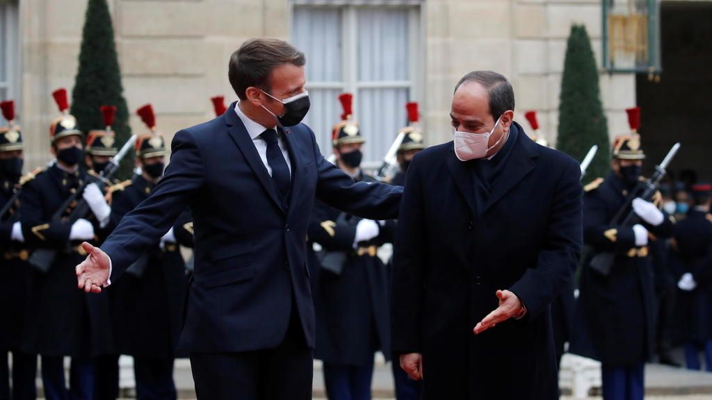 French President Emmanuel Macron welcomes Egyptian President Abdel Fattah al-Sisi at the Elysee Palace in Paris during his official visit to France, December 7, 2020. REUTERS/Gonzalo Fuentes