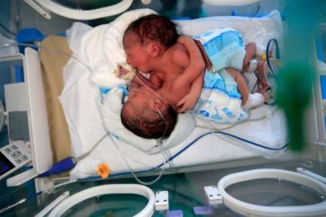 La guerre saoudo-émiratie contre ce pays complique l’opération de sauvetage. Le temps presse pour espérer les sauver.