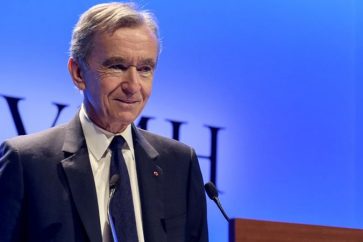 En France, les milliardaires - dont Bernard Arnault, 3e fortune mondiale derrière les américains Jeff Bezos et Elon Musk - ont "gagné près de 175 milliards d'euros" sur la même période