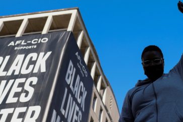 BLM a appelé Joe Biden à mettre fin au «programme 1033», qui permet le transfert d'équipement militaire excédentaire aux forces de l'ordre locales présentes sur les écoles et les campus universitaires.