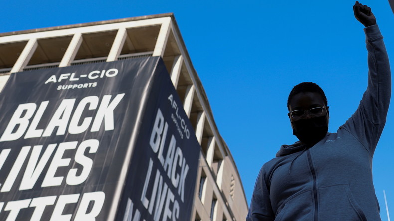 BLM a appelé Joe Biden à mettre fin au «programme 1033», qui permet le transfert d'équipement militaire excédentaire aux forces de l'ordre locales présentes sur les écoles et les campus universitaires.