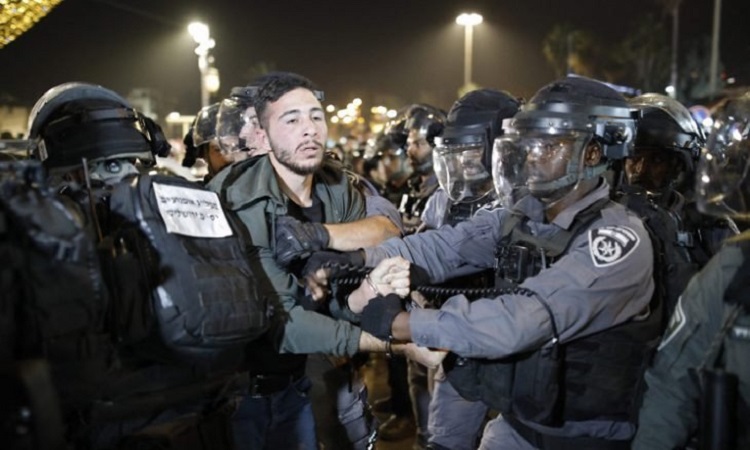 Les forces d'occupation israéliennes ont tiré des gaz lacrymogènes et des grenades assourdissantes sur des femmes et des jeunes hommes près de la porte de Bab al-Amud à AlQuds occupée