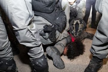 Arrestation barbare d'un Palestinien par les forces d'occupation israéliennes