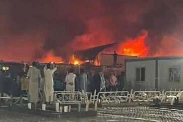 Des vidéos publiées sur les réseaux sociaux ont montré le bâtiment en proie aux flammes et d'énormes volutes de fumées noires.