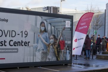 Illustration picture shows people waiting at the test center in Brussels Airport in Zaventem, Sunday 20 December 2020. Belgium advise against travelling but is not forbidden. BELGA PHOTO NICOLAS MAETERLINCK