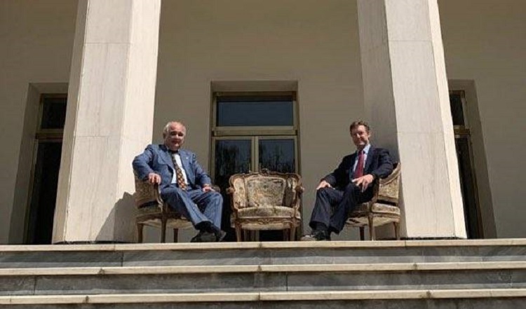 Le cliché rappelle une photo de Churchill et Staline prise lors de la conférence de Téhéran de 1943