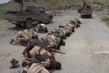 Des combattants d'Ansarullah remercient Dieu après la libération d'Al-Bayda