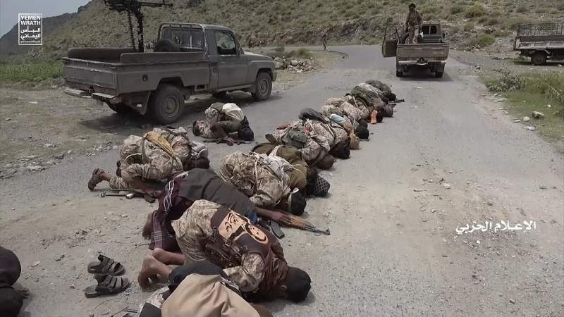 Des combattants d'Ansarullah remercient Dieu après la libération d'Al-Bayda