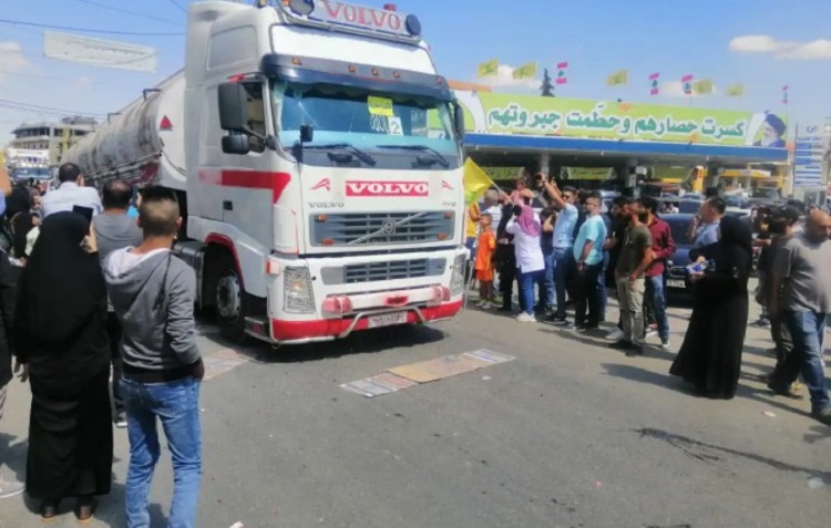 "Tu as brisé leur blocus et cassé leur puissance" (Slogan sur la banderole)