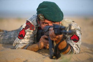 L'Iran a entamé dimanche des exercices militaires près du détroit d'Ormuz, au coeur de tensions régionales depuis des décennies, quelques jours après l'annonce par Téhéran de la reprise des discussions sur son programme nucléaire avec les puissances occidentales. /Photo prise le 7 novembre 2021/REUTERS/WANA (West Asia News Agency)/Armée iranienne