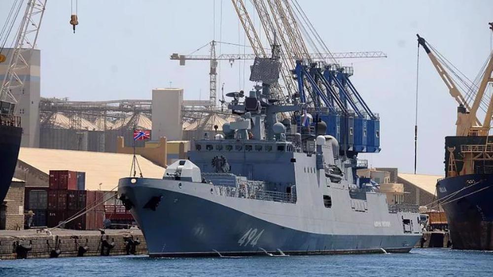 La frégate russe "Amiral Grigorovich" amarrée à un quai de Port-Soudan le 1er mars 2021. Autorisée déjà à faire escale, la marine russe souhaite désormais avoir une base permanente au Soudan. ©AFP