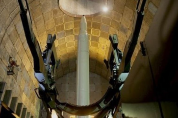 Téhéran s'apprête à lancer un satellite spatial, peut-être à monter une ogive nucléaire sur un missile intercontinental d'une portée de 2 000 km.