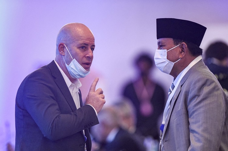 Itay Tagner, le chargé d'affaires israélien à Baheïn et le ministre indonésien de la Défense Prabowo Subianto
