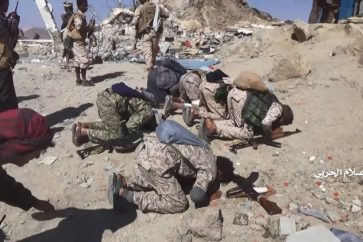 Les combattants houthis se prosternent dans le camp conquis al-Khanjar à al-Yatamat dans le gouvernorat al-Jawf