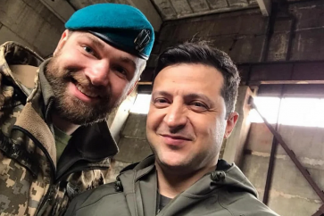 Le chef de la 36ème brigade des Marines ukrainiennes Sergey Volina avec le président ukrainien Volodymyr Zelinsky