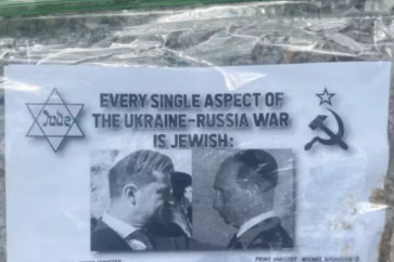 Tracts déposés devant des maisons de Beverly Hills, en Californie.