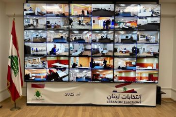 Le scrutin à l'étranger  est suivi en direct par vidéosurveillance depuis le ministère des Affaires étrangères à Beyrouth.