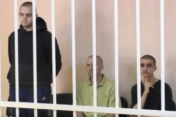 Deux mercenaires britannique et un marocain